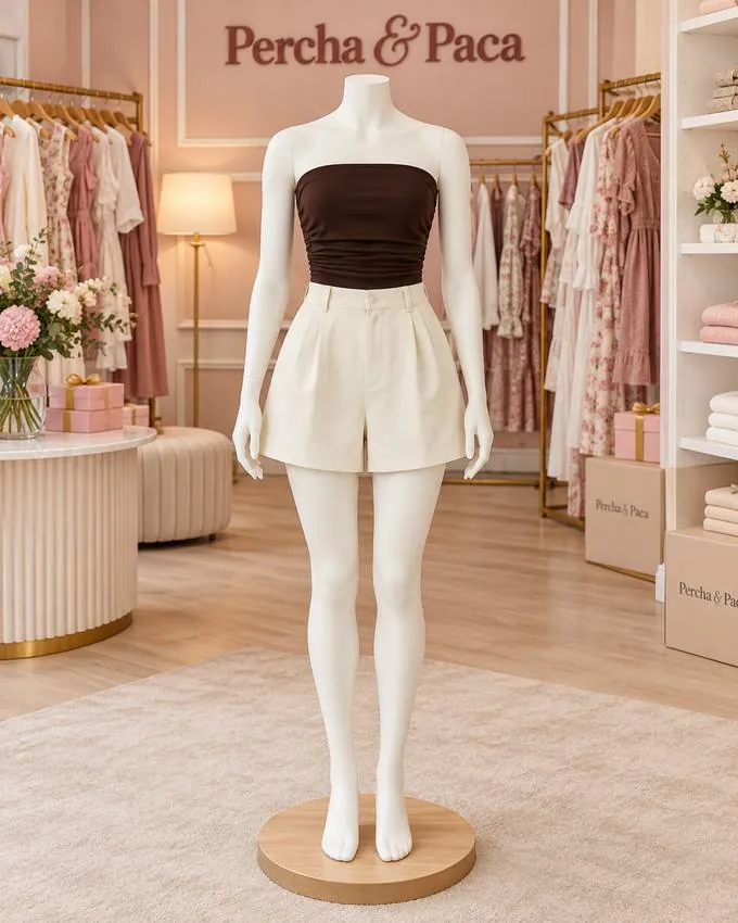 Set top marrón y short crema en la vitrina de Percha & Paca