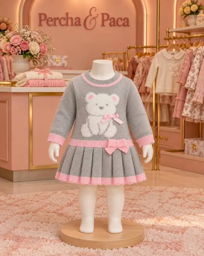 Vestido gris con osito y falda plisada en la vitrina de Percha & Paca