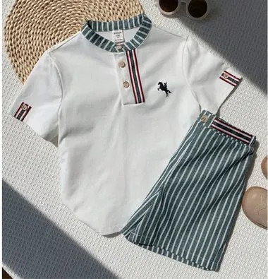 Foto original de Polo de caballito y short a rayas