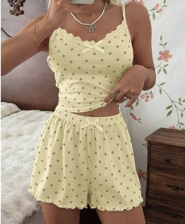 Foto original de Set amarillo con encaje