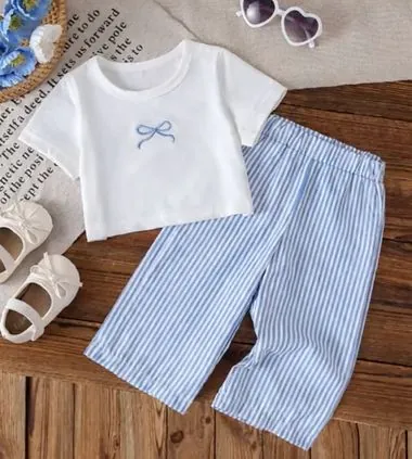 Foto original de Polo con lazo y pantalón a rayas