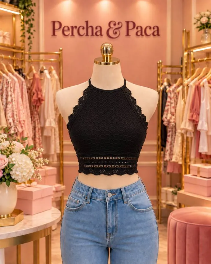 Halter calado negro en la vitrina de Percha & Paca