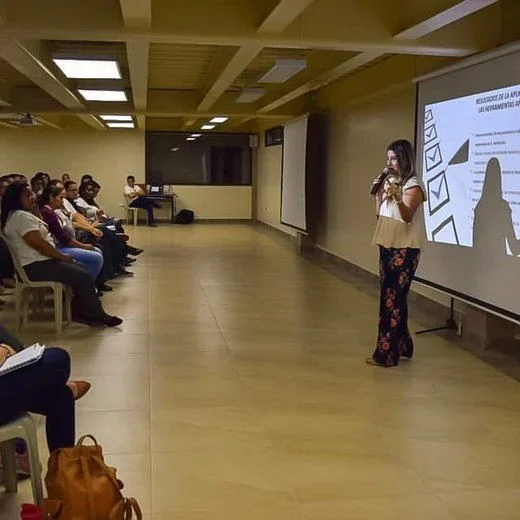 Eli dando una charla a emprendedoras