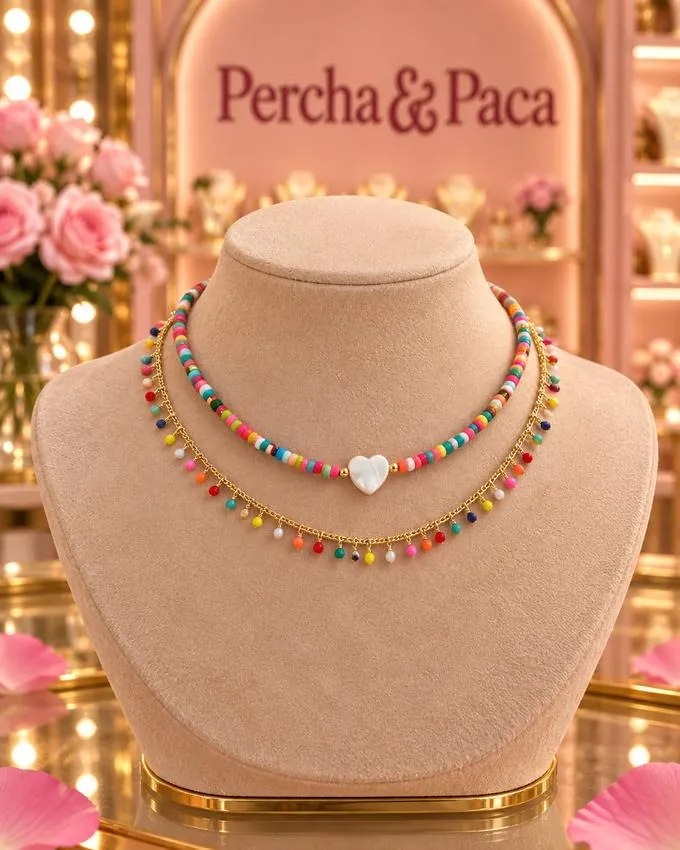 Dúo de collares de colores en la vitrina de Percha & Paca