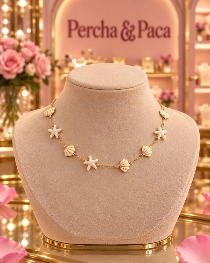 Collar conchas y estrellas en la vitrina de Percha & Paca