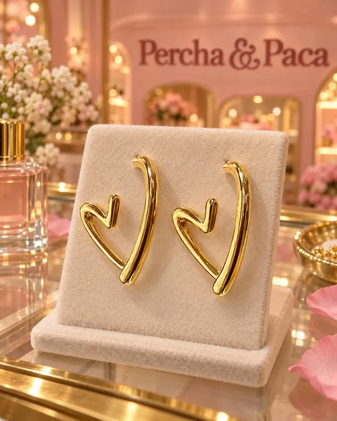 Aretes corazón abierto en la vitrina de Percha & Paca