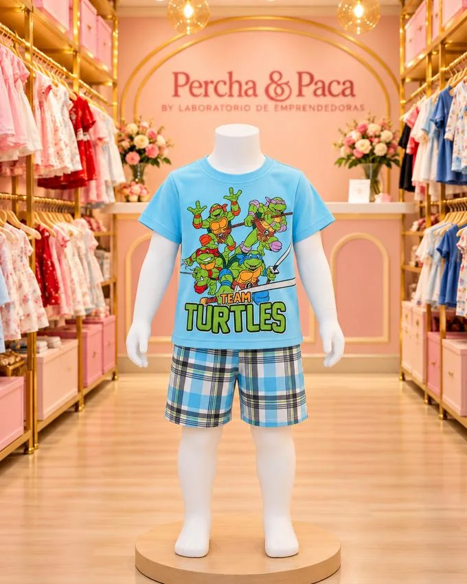 Tortugas Ninja con short a cuadros en la vitrina de Percha & Paca
