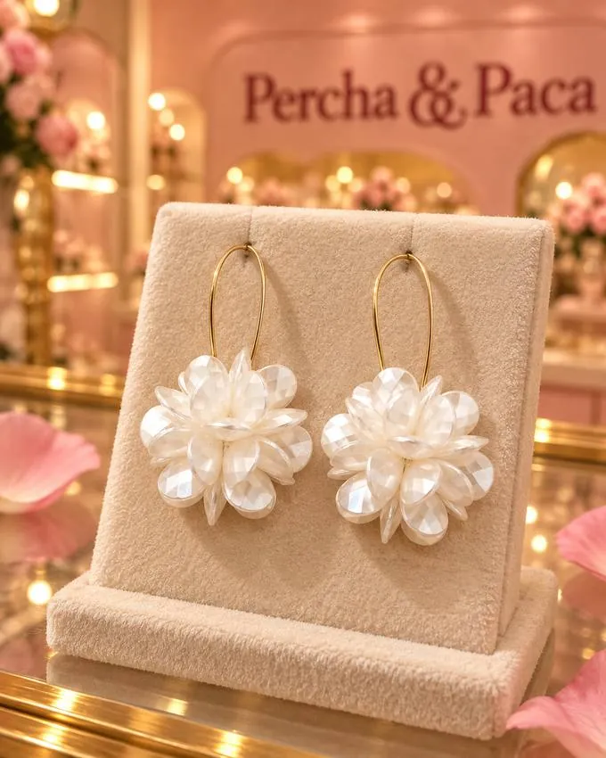 Aretes flor de nácar en la vitrina de Percha & Paca