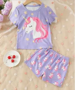 Foto original de Unicornio lila con short