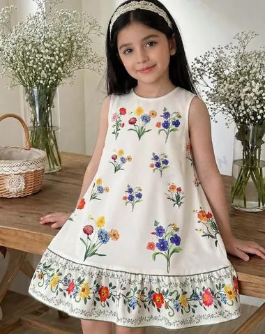 Foto original de Vestido blanco de flores bordadas