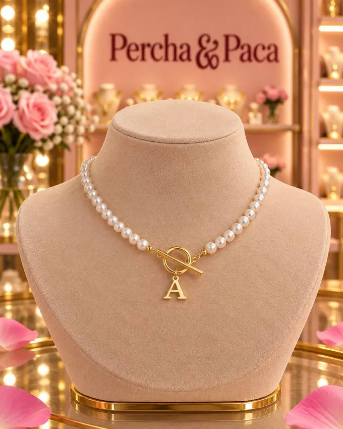 Collar de perlas con inicial en la vitrina de Percha & Paca