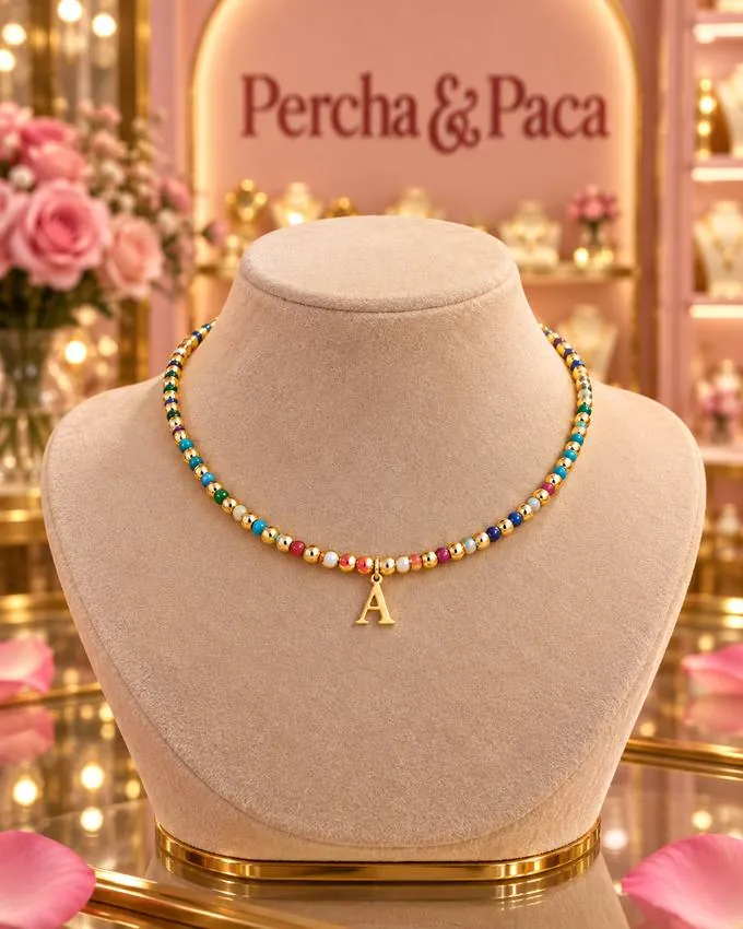 Collar con inicial de colores en la vitrina de Percha & Paca