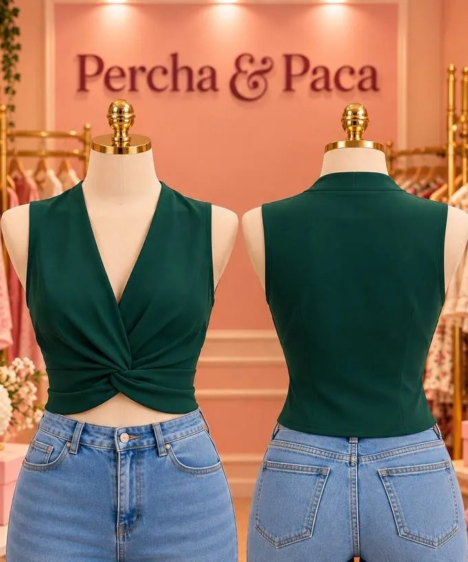 Blusa verde cruzada en la vitrina de Percha & Paca