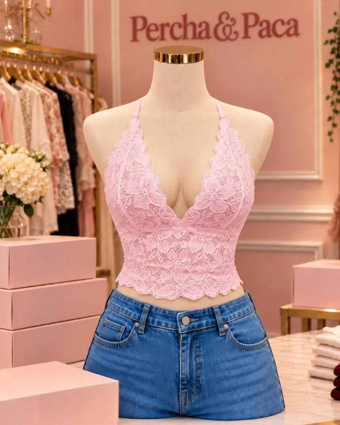 Halter de encaje rosado en la vitrina de Percha & Paca